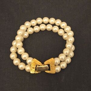 VTG 80s Napier Cream Pearl Double Strand Gold Tone Metal Bow Accent Bracelet